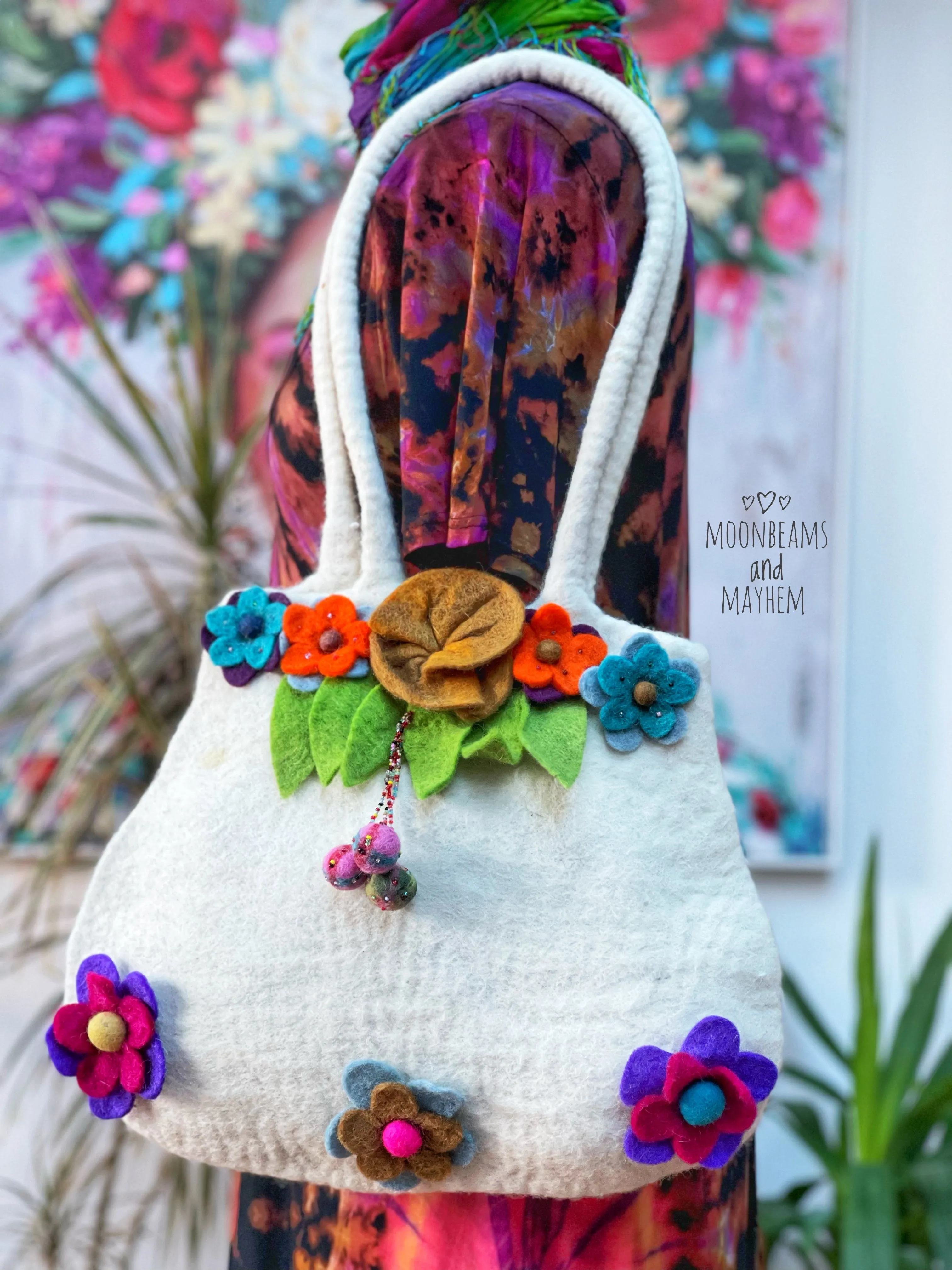 ENCHANTING DAISY WHITE FELTED BLOSSOM BAG